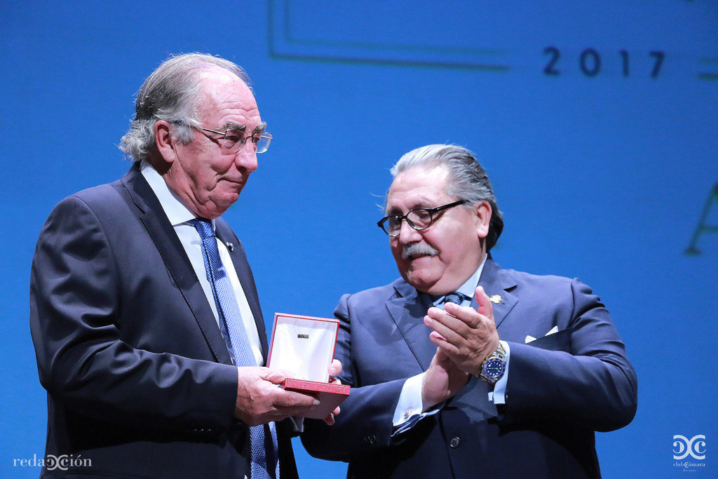 Amado Franco recoge de manos de Manuel Teruel la Medalla de Oro de Cámara Zaragoza. Fotos: Arturo Gascón.