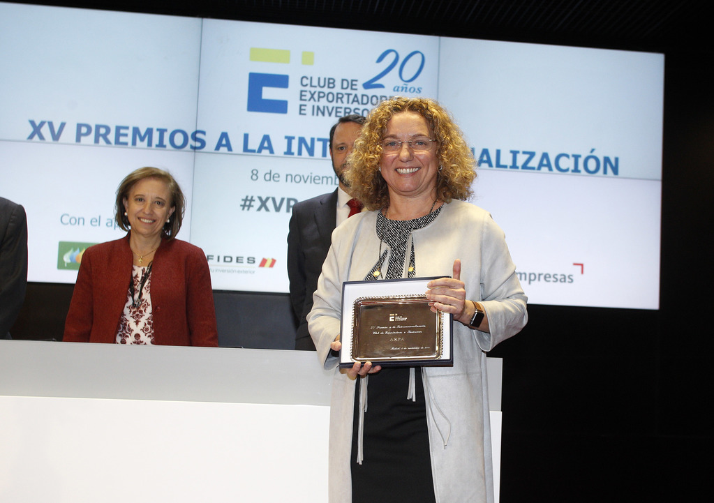 Clara Arpa, en el momento de recibir el premio del Club de Exportadores.