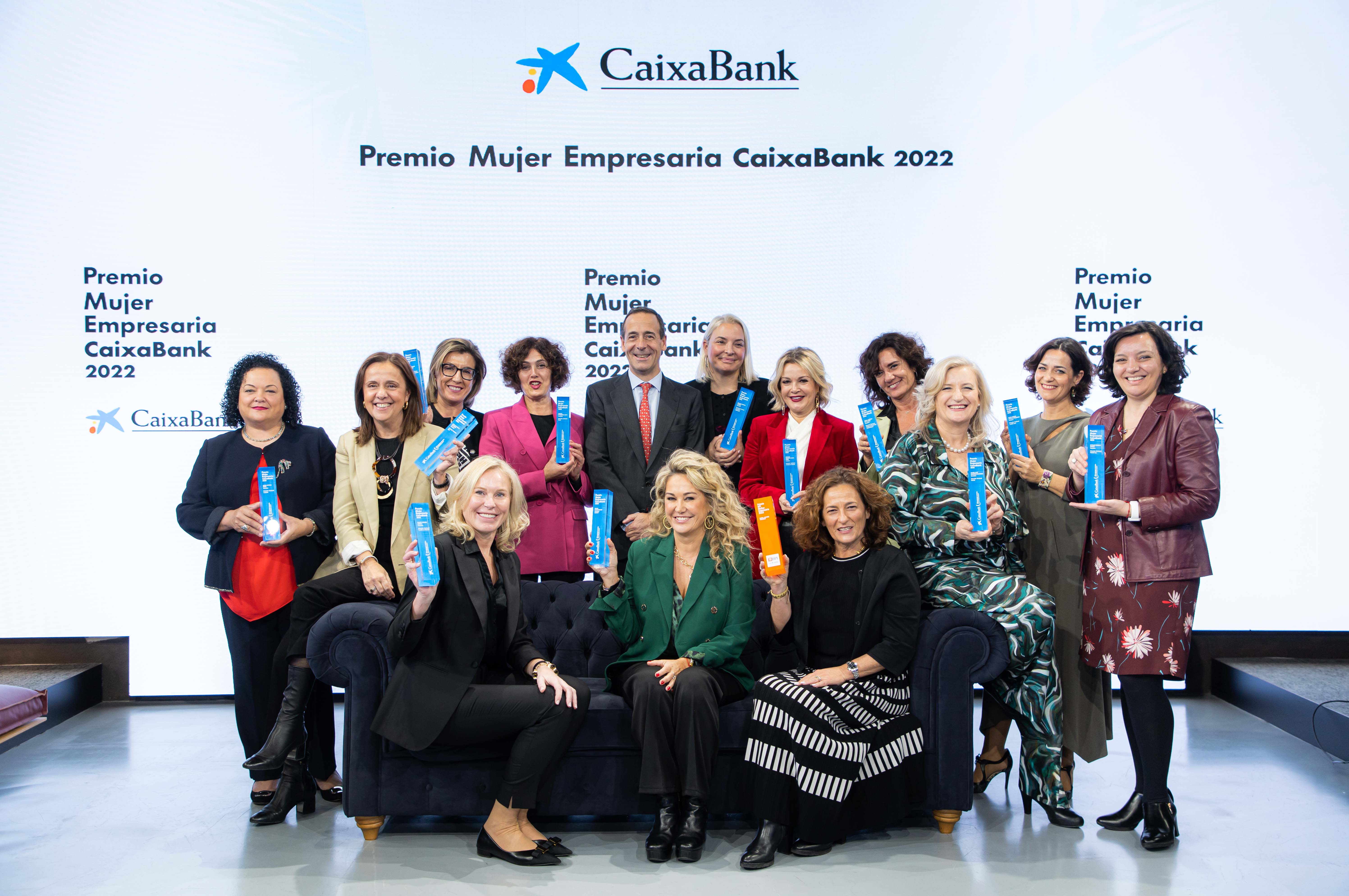 Gonzalo Gortázar con las ganadoras del Premio Mujer Empresaria 2022