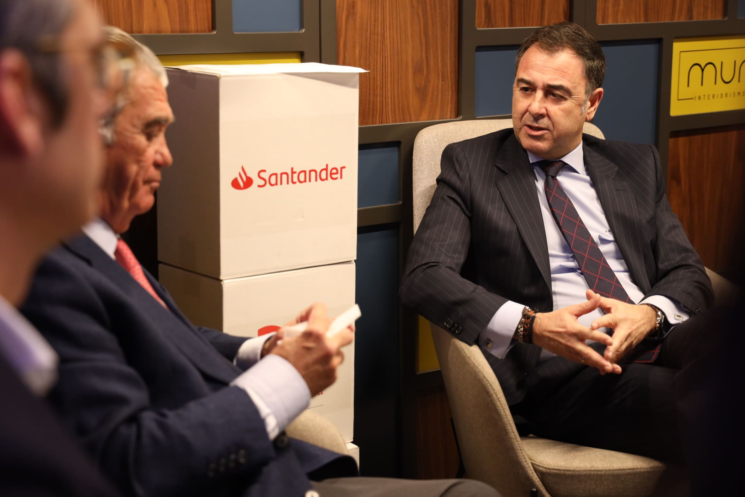 Alfonso Soláns en el Vermú de Redacción junto al representante del Banco Santander