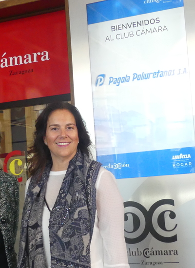 Elena Monge de Pagola Poliuretanos posando en la entrada de la Cámara de Comercio de Zaragoza