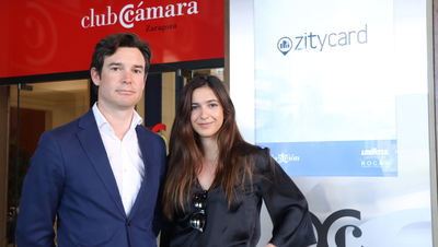 En la imagen aparecen Santiago Rubio y Rebeca Pueyo, de Zitycard, durante su visita a Cámara Zaragoza