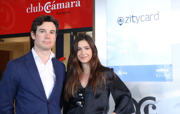 En la imagen aparecen Santiago Rubio y Rebeca Pueyo, de Zitycard, durante su visita a Cámara Zaragoza