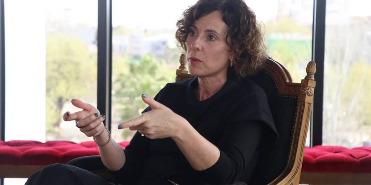 En la imagen aparece Ruth Lázaro, co-fundadora de Bodegas Tempore, durante la entrevista