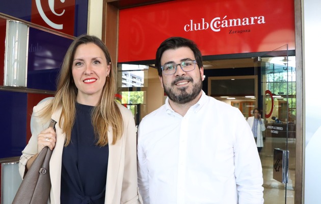 Víctor Artamendi y Desirée Aznar, de Allianz Artamendi en el Club Cámara