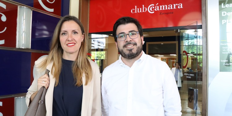 Víctor Artamendi y Desirée Aznar, de Allianz Artamendi en el Club Cámara
