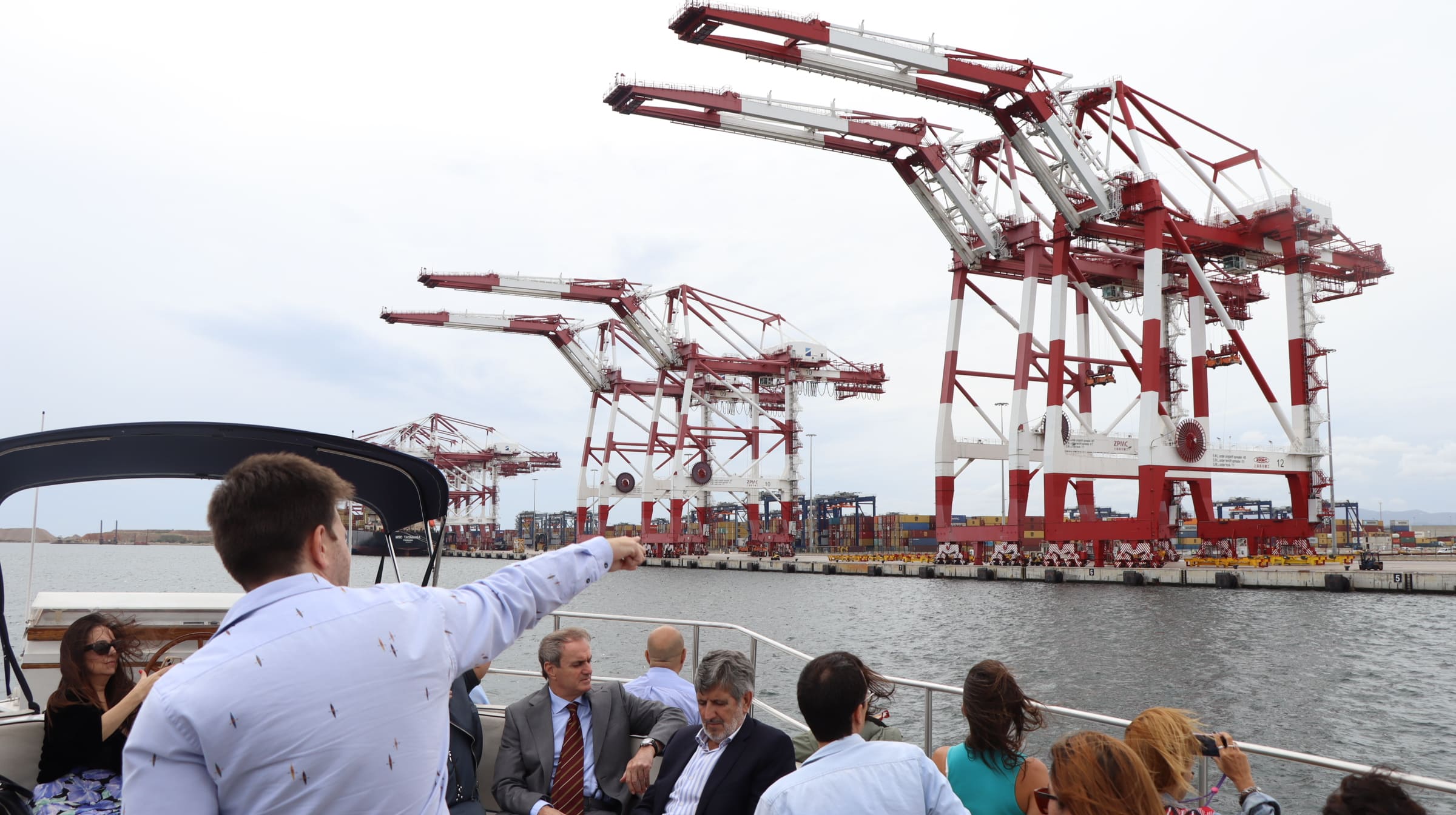 VISITA Port de barcelona de los socios de club cámara