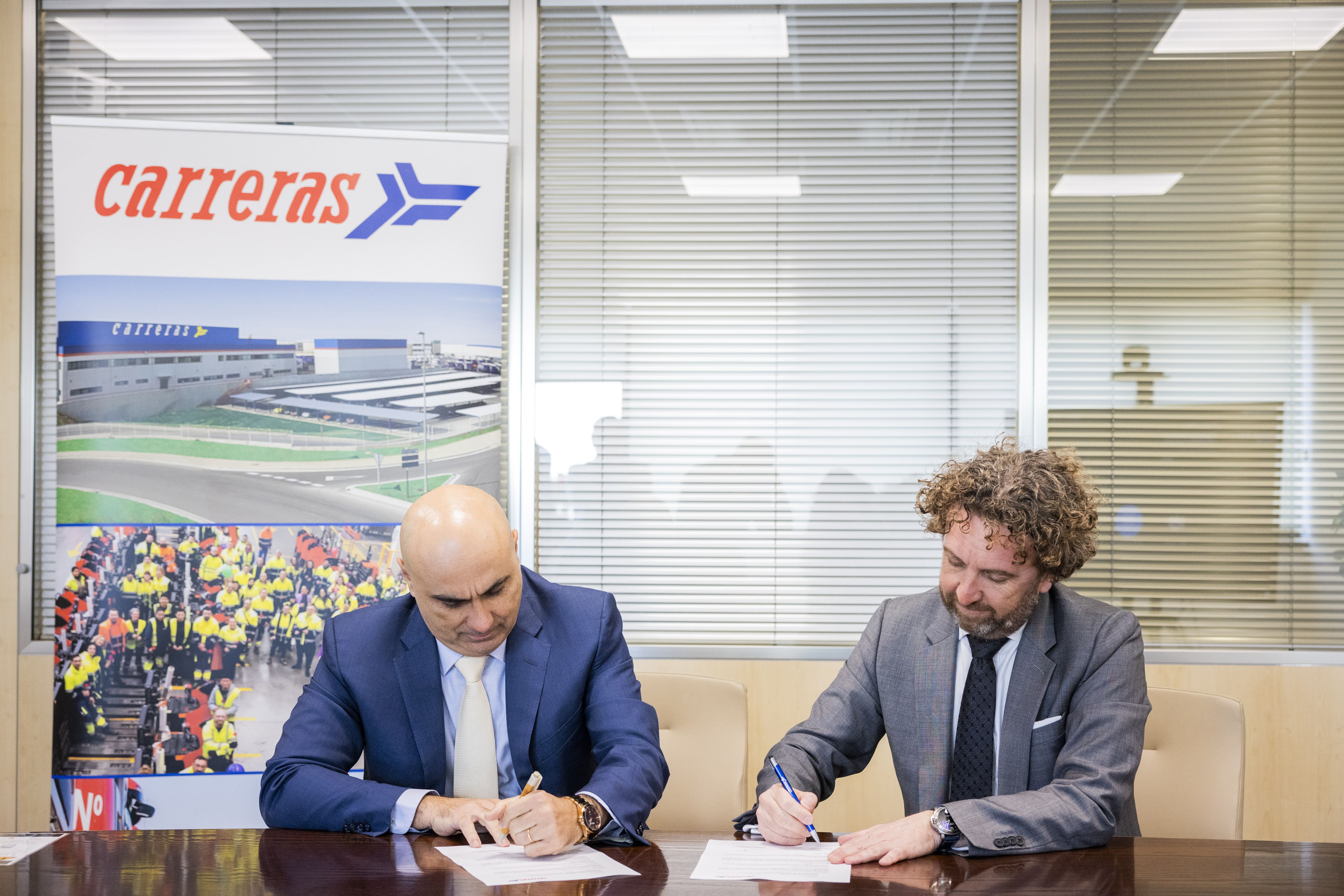Firma del acuerdo de colaboración entre Carreras y Cepsa por parte de Ricardo Carreras, consejero de Carreras Grupo Logístico (izquierda) y Cedric Vigneau, director de Fleets & CRT de Cepsa (derecha)