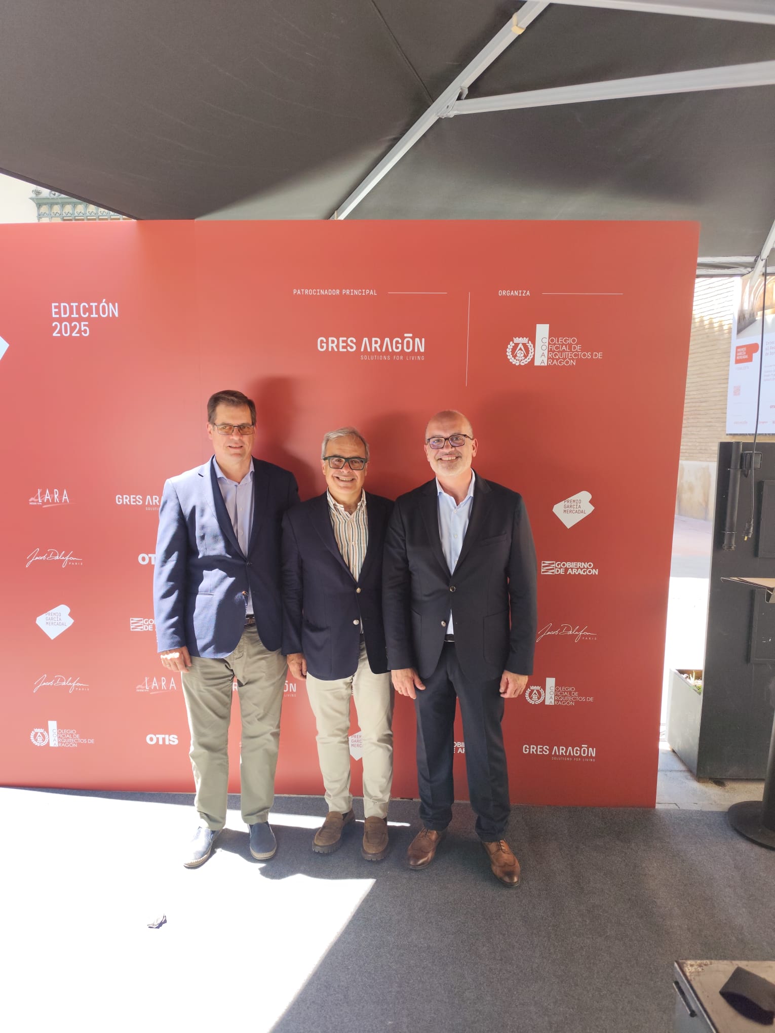 David Martínez y Fernando Lanuza, con Carlos Turégano Gastón, Decano del Colegio Oficial de Arquitectos de Aragón