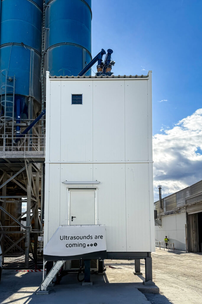Máquina de Sonocrete instalada en la planta de Consolis Tecnyconta