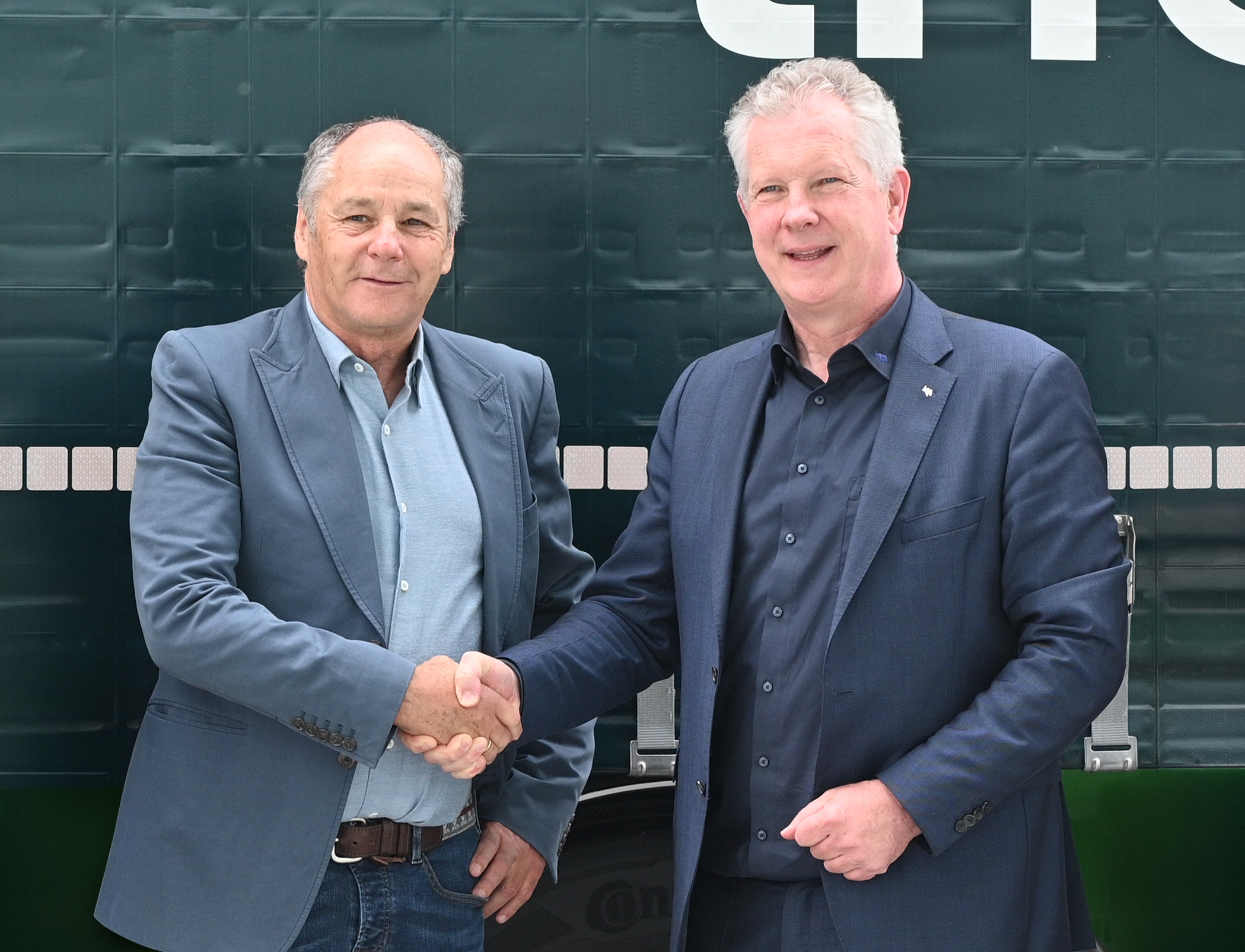 Gerhard Berger (accionista principal de Berger Fahrzeugtechnik) y Andreas Schmitz (CEO de Schmitz Cargobull AG)