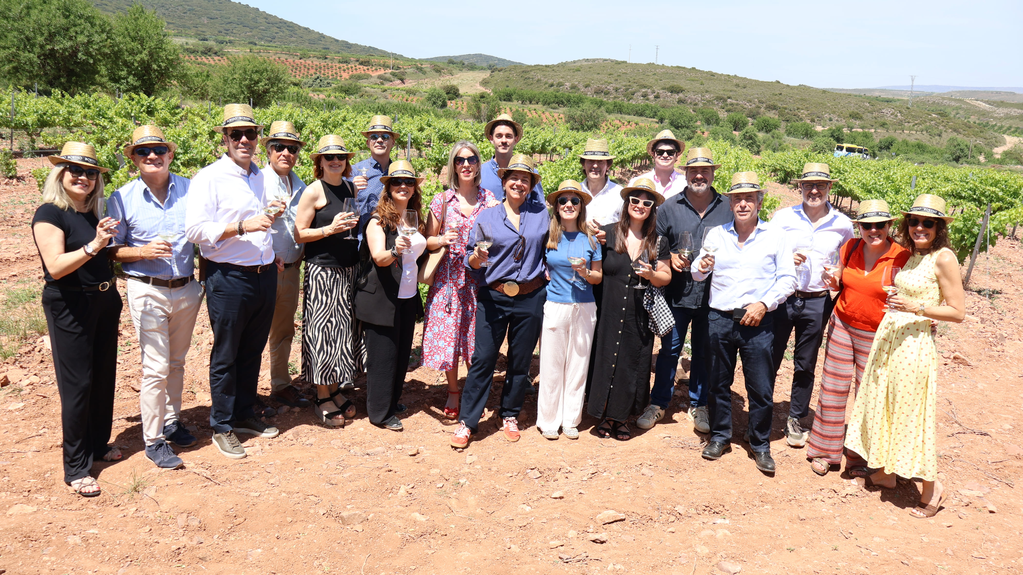 Bodegas Borsao abre sus puertas y viñedos a los socios del Club Cámara Zaragoza con degustación de vino