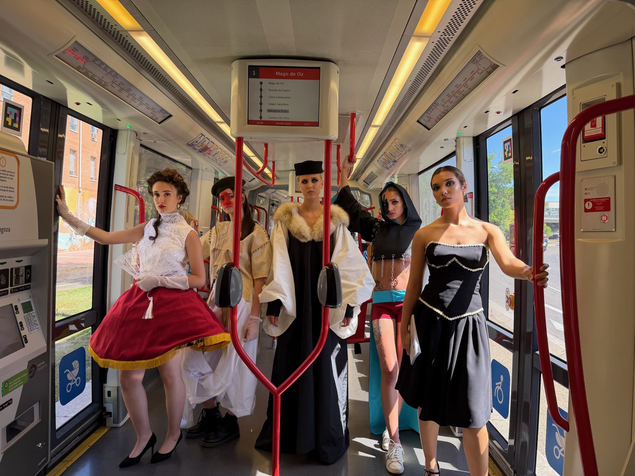 El tranvía de Zaragoza se ha convertido esta mañana en una inesperada pasarela de moda gracias a un flashmob como adelanto de SUB VELO.